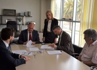 Firman contrato de dragado en el Puerto bahiense